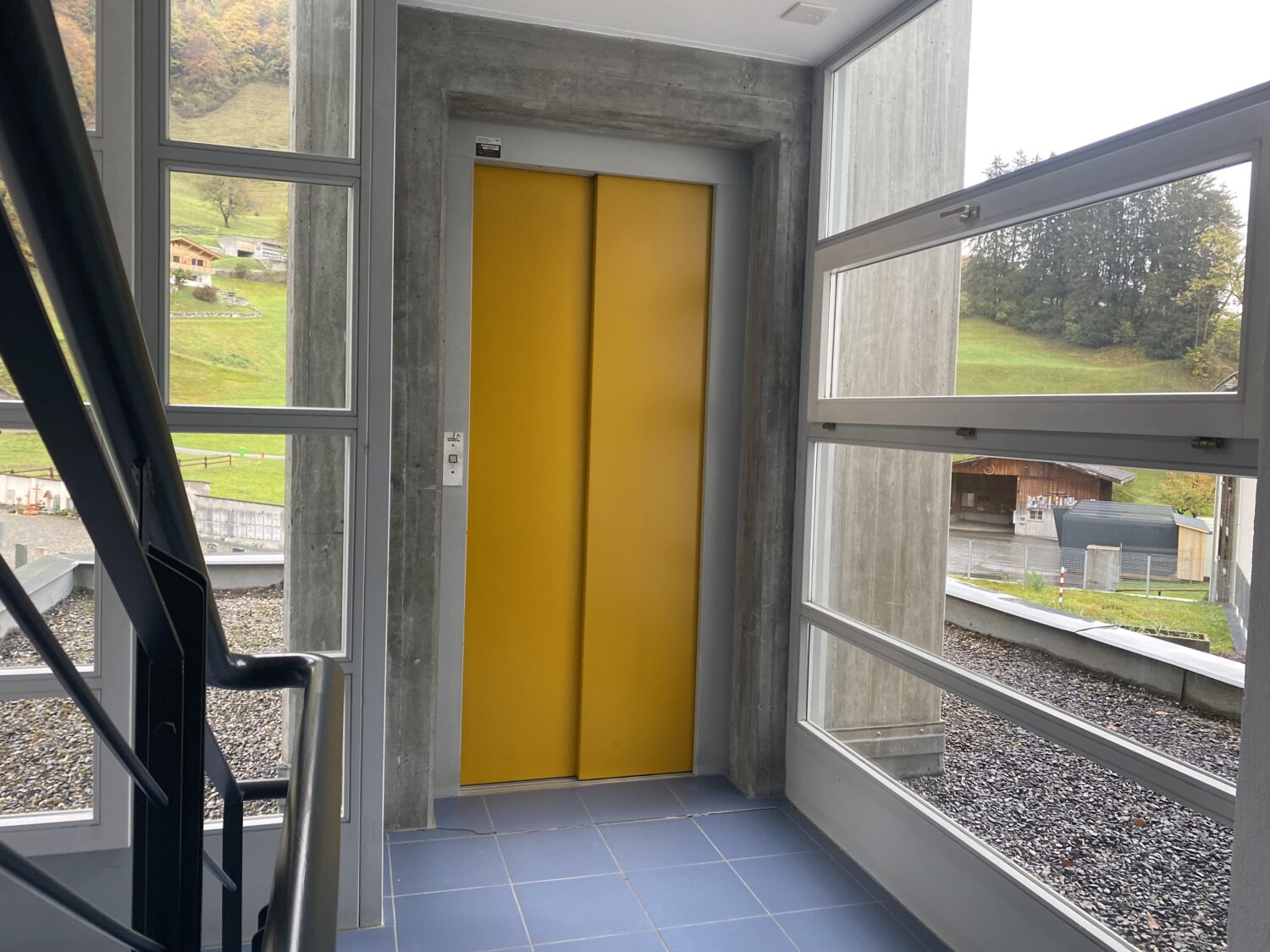 Wohnung Grüsch - Treppenhaus mit Personenlift